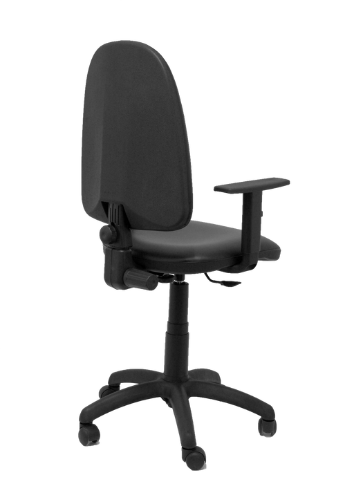 Silla de oficina Aýna con mecanismo Contacto permanente básico tapizada con Similpiel color Negro. Equipada con Base poliamida negra, Brazos 1D y Ruedas de nailon 50 mm