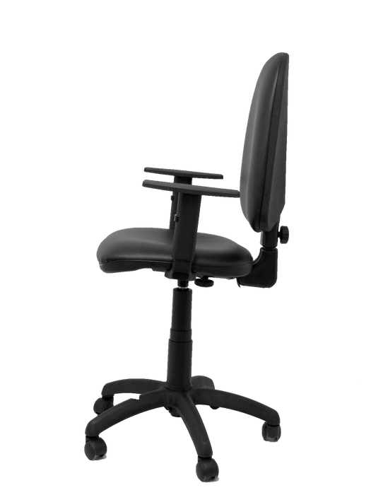 Silla de oficina Aýna con mecanismo Contacto permanente básico tapizada con Similpiel color Negro. Equipada con Base poliamida negra, Brazos 1D y Ruedas de nailon 50 mm