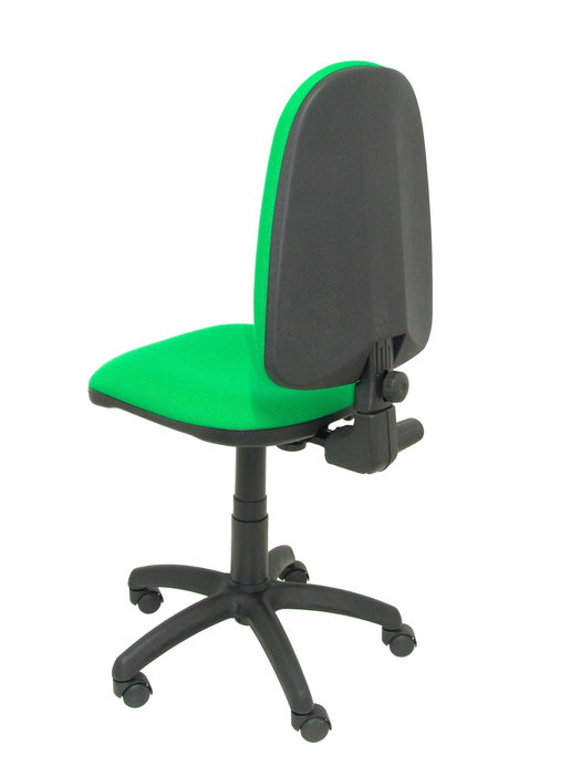 Silla de oficina Aýna con mecanismo Contacto permanente básico tapizada con Tela color Verde. Equipada con Base poliamida negra, Sin brazos y Ruedas de nailon 50 mm