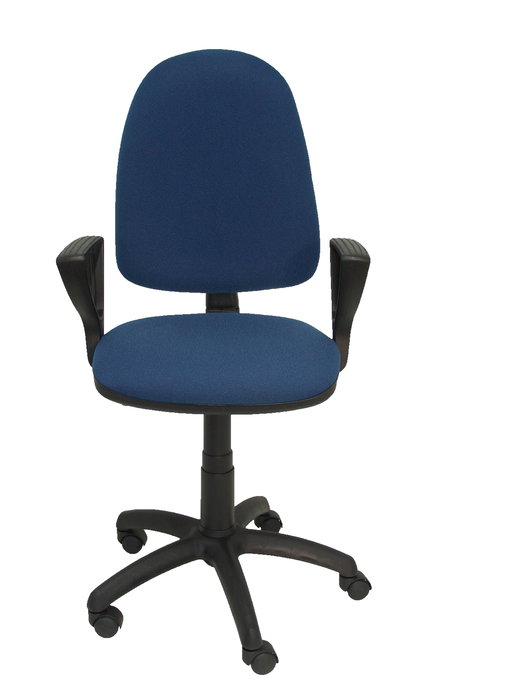 Silla de oficina Aýna con mecanismo Contacto permanente básico tapizada con Tela color Azul marino. Equipada con Base poliamida negra, Brazos fijos y Ruedas de nailon 50 mm