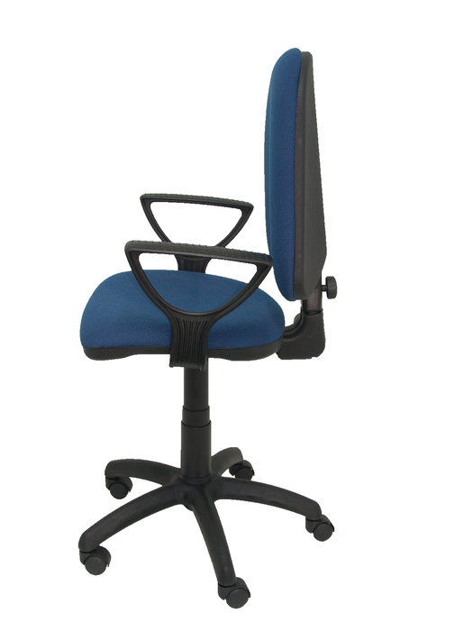 Silla de oficina Aýna con mecanismo Contacto permanente básico tapizada con Tela color Azul marino. Equipada con Base poliamida negra, Brazos fijos y Ruedas de nailon 50 mm