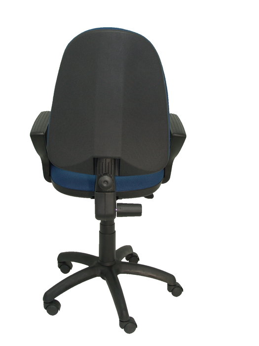 Silla de oficina Aýna con mecanismo Contacto permanente básico tapizada con Tela color Azul marino. Equipada con Base poliamida negra, Brazos fijos y Ruedas de nailon 50 mm