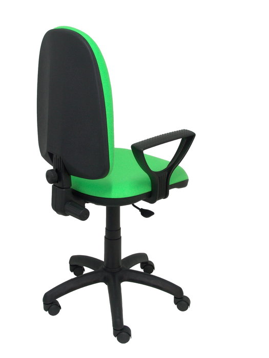Silla de oficina Aýna con mecanismo Contacto permanente básico tapizada con Tela color Pistacho. Equipada con Base poliamida negra, Brazos fijos y Ruedas de nailon 50 mm