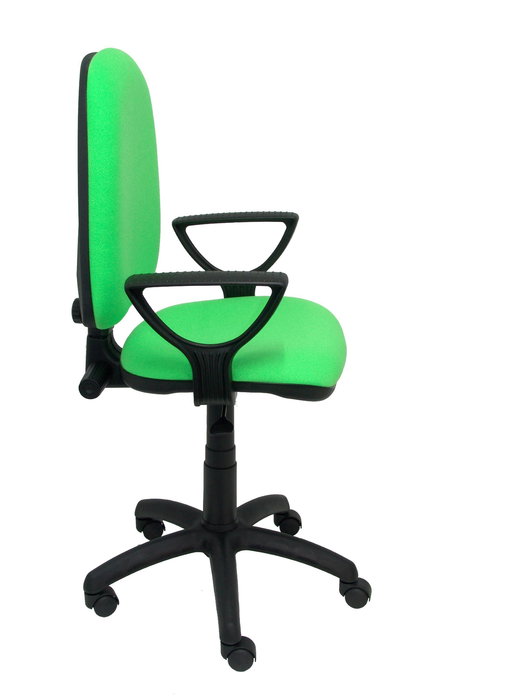 Silla de oficina Aýna con mecanismo Contacto permanente básico tapizada con Tela color Pistacho. Equipada con Base poliamida negra, Brazos fijos y Ruedas de nailon 50 mm