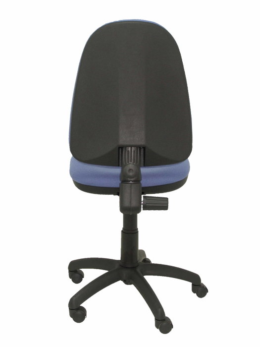 Silla de oficina Aýna con mecanismo Contacto permanente básico tapizada con Tela color Azul claro. Equipada con Base poliamida negra, Sin brazos y Ruedas de nailon 50 mm