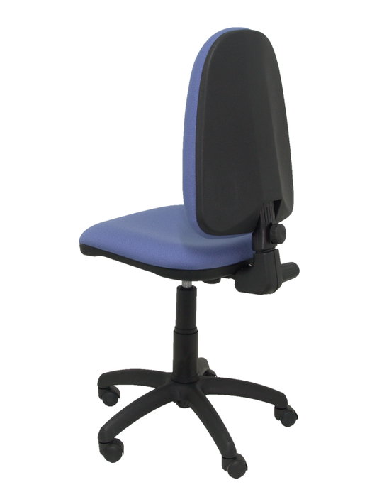 Silla de oficina Aýna con mecanismo Contacto permanente básico tapizada con Tela color Azul claro. Equipada con Base poliamida negra, Sin brazos y Ruedas de nailon 50 mm