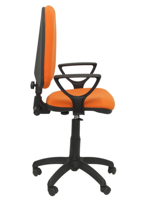 Silla de oficina Aýna con mecanismo Contacto permanente básico tapizada con Tela color Naranja. Equipada con Base poliamida negra, Brazos fijos y Ruedas de nailon 50 mm