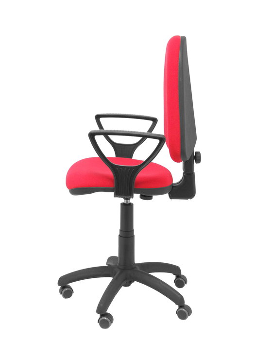 Silla de oficina Aýna con mecanismo Contacto permanente básico tapizada con Tela color Rojo. Equipada con Base poliamida negra, Brazos fijos y Ruedas de parqué