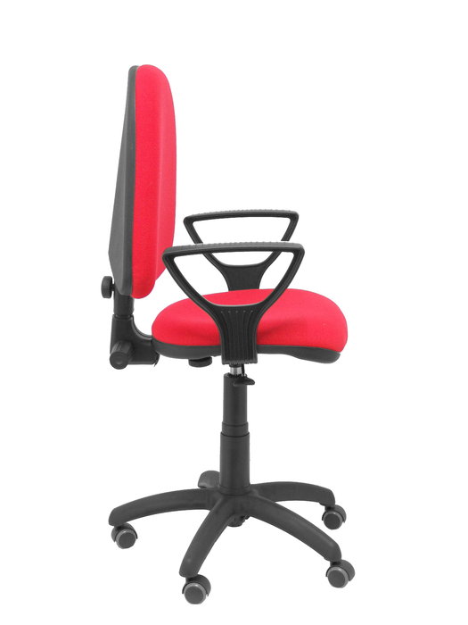 Silla de oficina Aýna con mecanismo Contacto permanente básico tapizada con Tela color Rojo. Equipada con Base poliamida negra, Brazos fijos y Ruedas de parqué