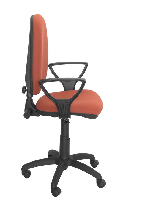 Silla de oficina Aýna con mecanismo Contacto permanente básico tapizada con Tela color Marrón. Equipada con Base poliamida negra, Brazos fijos y Ruedas de nailon 50 mm