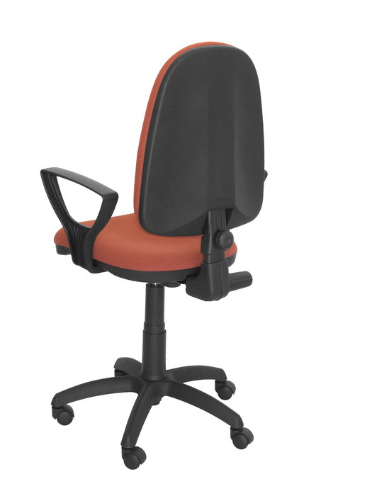 Silla de oficina Aýna con mecanismo Contacto permanente básico tapizada con Tela color Marrón. Equipada con Base poliamida negra, Brazos fijos y Ruedas de nailon 50 mm