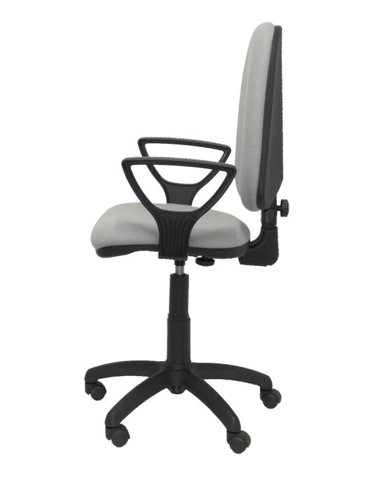 Silla de oficina Aýna con mecanismo Contacto permanente básico tapizada con Tela color Gris claro. Equipada con Base poliamida negra, Brazos fijos y Ruedas de nailon 50 mm