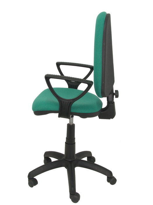Silla de oficina Aýna con mecanismo Contacto permanente básico tapizada con Tela color Verde esmeralda. Equipada con Base poliamida negra, Brazos fijos y Ruedas de nailon 50 mm