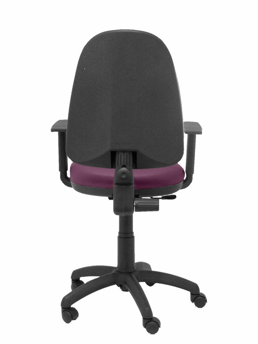 Silla de oficina Aýna con mecanismo Contacto permanente básico tapizada con Tela color Morado. Equipada con Base poliamida negra, Brazos 1D y Ruedas de nailon 50 mm