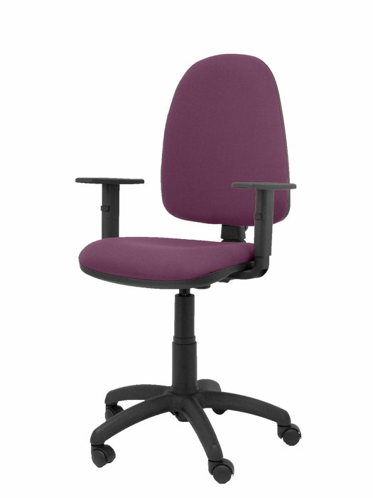 Silla de oficina Aýna con mecanismo Contacto permanente básico tapizada con Tela color Morado. Equipada con Base poliamida negra, Brazos 1D y Ruedas de nailon 50 mm