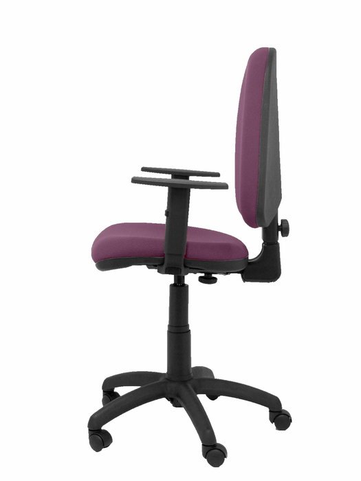 Silla de oficina Aýna con mecanismo Contacto permanente básico tapizada con Tela color Morado. Equipada con Base poliamida negra, Brazos 1D y Ruedas de nailon 50 mm