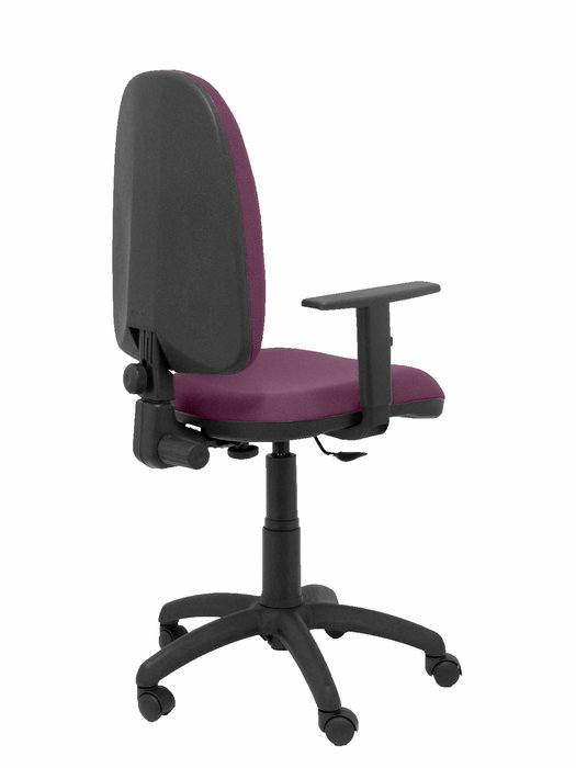 Silla de oficina Aýna con mecanismo Contacto permanente básico tapizada con Tela color Morado. Equipada con Base poliamida negra, Brazos 1D y Ruedas de nailon 50 mm