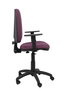 Silla de oficina Aýna con mecanismo Contacto permanente básico tapizada con Tela color Morado. Equipada con Base poliamida negra, Brazos 1D y Ruedas de nailon 50 mm
