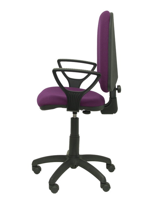 Silla de oficina Aýna con mecanismo Contacto permanente básico tapizada con Tela color Morado. Equipada con Base poliamida negra, Brazos fijos y Ruedas de nailon 50 mm