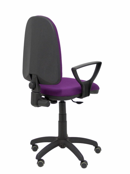 Silla de oficina Aýna con mecanismo Contacto permanente básico tapizada con Tela color Morado. Equipada con Base poliamida negra, Brazos fijos y Ruedas de parqué