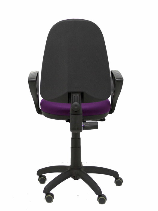 Silla de oficina Aýna con mecanismo Contacto permanente básico tapizada con Tela color Morado. Equipada con Base poliamida negra, Brazos fijos y Ruedas de parqué