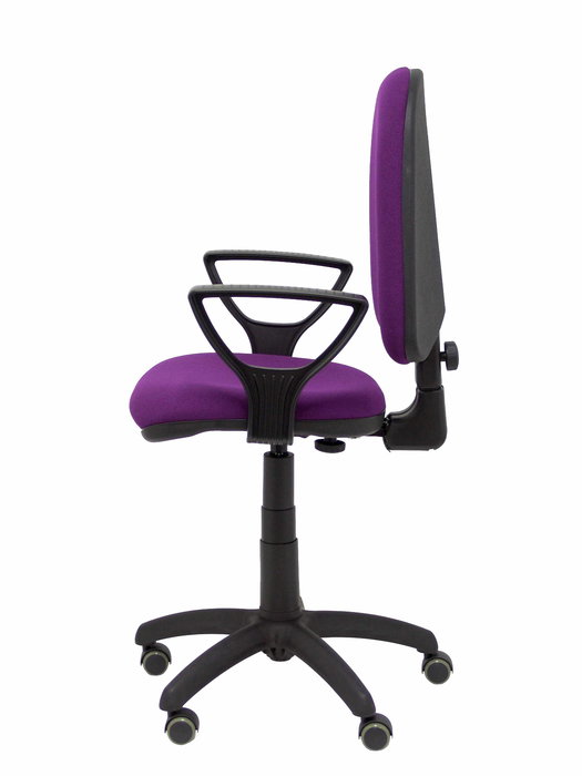Silla de oficina Aýna con mecanismo Contacto permanente básico tapizada con Tela color Morado. Equipada con Base poliamida negra, Brazos fijos y Ruedas de parqué