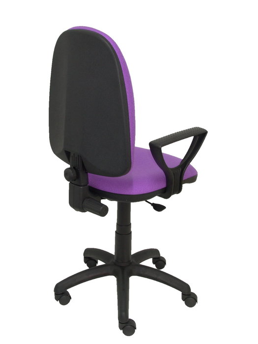 Silla de oficina Aýna con mecanismo Contacto permanente básico tapizada con Tela color Lila. Equipada con Base poliamida negra, Brazos fijos y Ruedas de nailon 50 mm