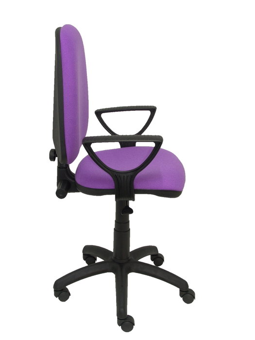Silla de oficina Aýna con mecanismo Contacto permanente básico tapizada con Tela color Lila. Equipada con Base poliamida negra, Brazos fijos y Ruedas de nailon 50 mm