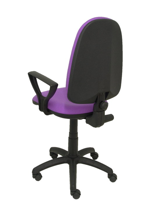 Silla de oficina Aýna con mecanismo Contacto permanente básico tapizada con Tela color Lila. Equipada con Base poliamida negra, Brazos fijos y Ruedas de nailon 50 mm