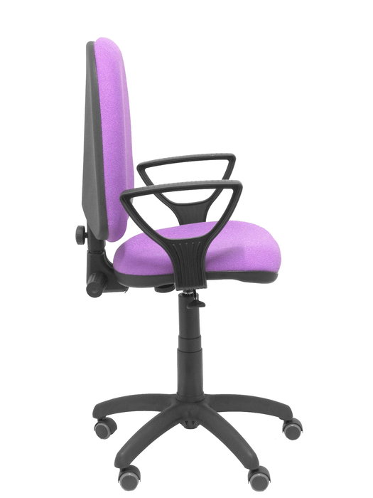 Silla de oficina Aýna con mecanismo Contacto permanente básico tapizada con Tela color Lila. Equipada con Base poliamida negra, Brazos fijos y Ruedas de parqué