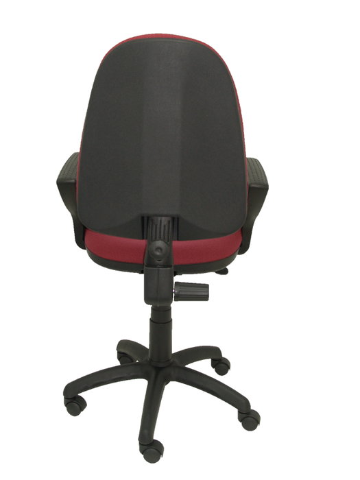 Silla de oficina Aýna con mecanismo Contacto permanente básico tapizada con Tela color Granate. Equipada con Base poliamida negra, Brazos fijos y Ruedas de nailon 50 mm