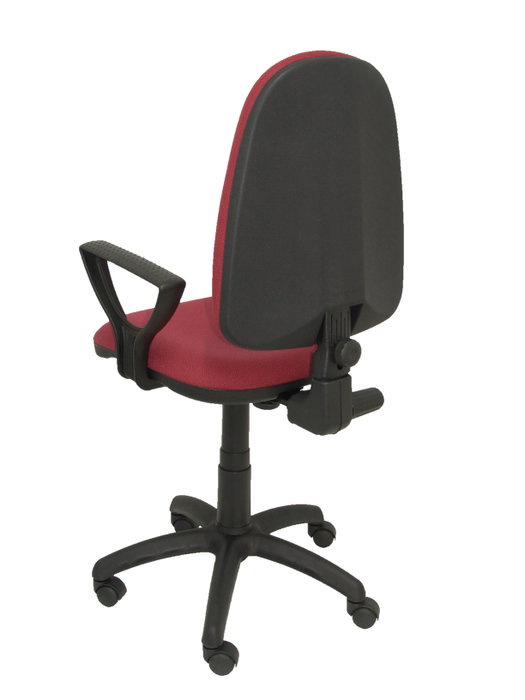 Silla de oficina Aýna con mecanismo Contacto permanente básico tapizada con Tela color Granate. Equipada con Base poliamida negra, Brazos fijos y Ruedas de nailon 50 mm