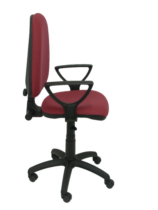 Silla de oficina Aýna con mecanismo Contacto permanente básico tapizada con Tela color Granate. Equipada con Base poliamida negra, Brazos fijos y Ruedas de nailon 50 mm