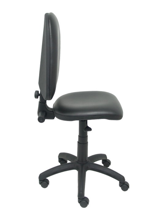 Silla de oficina Aýna con mecanismo Contacto permanente básico tapizada con Similpiel color Negro. Equipada con Base poliamida negra, Sin brazos y Ruedas de nailon 50 mm