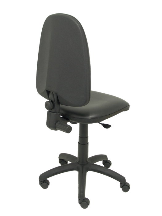 Silla de oficina Aýna con mecanismo Contacto permanente básico tapizada con Similpiel color Negro. Equipada con Base poliamida negra, Sin brazos y Ruedas de nailon 50 mm