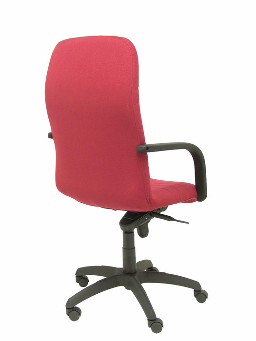 Sillón Letur con mecanismo Basculante avanzado tapizada con Tela color Granate. Equipado con Base poliamida negra, Brazos fijos y Ruedas de nailon 50 mm