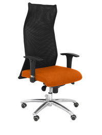 Sillón Albacete con mecanismo Sincro tapizada con Tela color Naranja y malla color Negro. Equipado con Base aluminio, Brazos 1D y Ruedas de parqué