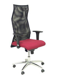 Sillón Albacete con mecanismo Sincro tapizada con Tela color Granate y malla color Negro. Equipado con Base aluminio, Brazos 1D y Ruedas de parqué