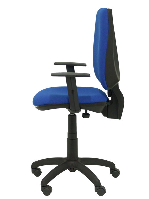 Silla de oficina Elche con mecanismo Contacto permanente básico tapizada con Tela color Azul. Equipada con Base poliamida negra, Brazos 1D y Ruedas de nailon 50 mm