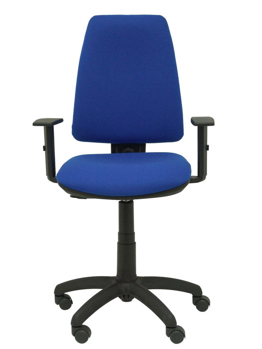 Silla de oficina Elche con mecanismo Contacto permanente básico tapizada con Tela color Azul. Equipada con Base poliamida negra, Brazos 1D y Ruedas de nailon 50 mm