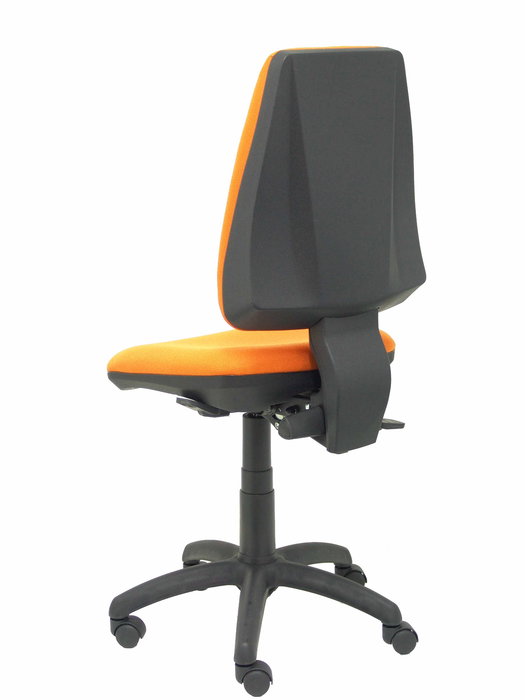 Silla de oficina Elche con mecanismo Asincro tapizada con Tela color Naranja. Equipada con Base poliamida negra, Sin brazos y Ruedas de nailon 50 mm