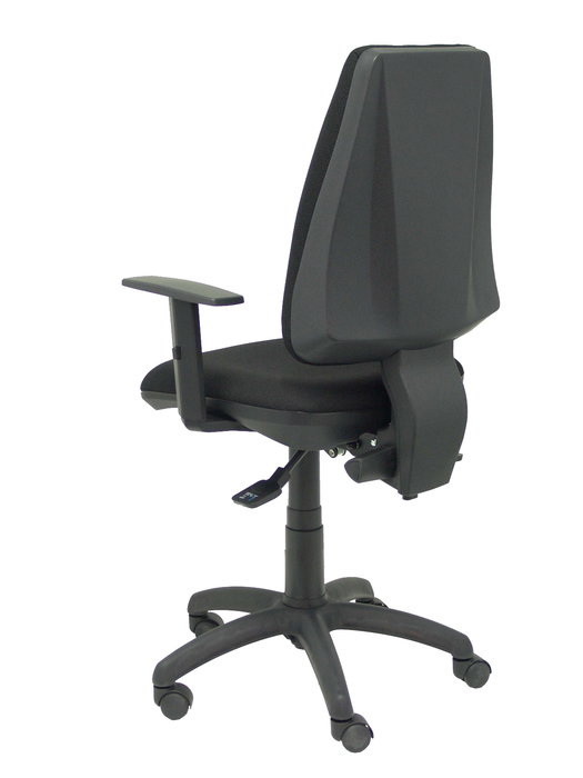Silla de oficina Elche con mecanismo Asincro tapizada con Tela color Negro. Equipada con Base poliamida negra, Brazos 1D y Ruedas de nailon 50 mm