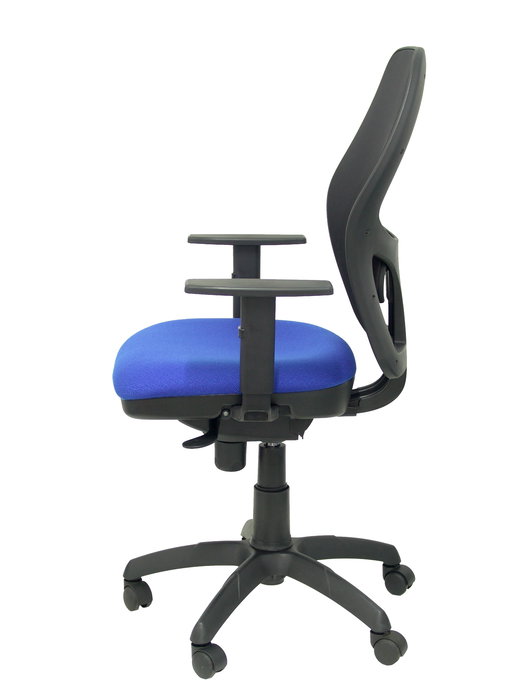 Silla de oficina Jorquera con mecanismo Sincro tapizada con Tela color Azul y malla color Negro. Equipada con lumbar 1D, Brazos 1D y Ruedas de nailon 50 mm