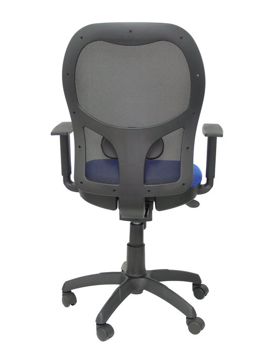 Silla de oficina Jorquera con mecanismo Sincro tapizada con Tela color Azul y malla color Negro. Equipada con lumbar 1D, Brazos 1D y Ruedas de nailon 50 mm