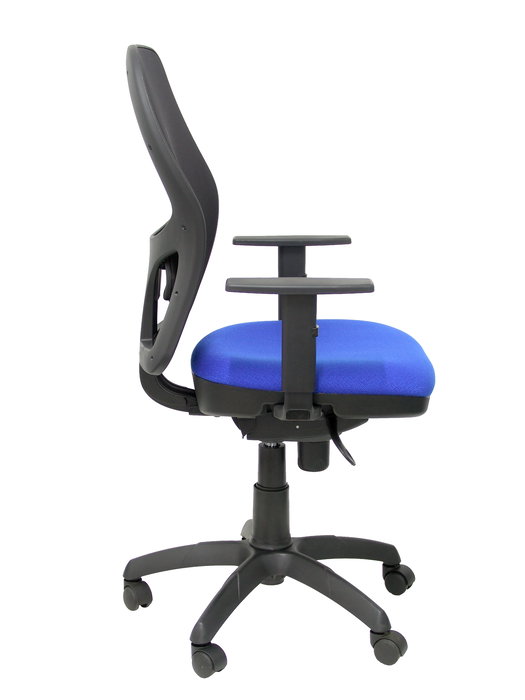 Silla de oficina Jorquera con mecanismo Sincro tapizada con Tela color Azul y malla color Negro. Equipada con lumbar 1D, Brazos 1D y Ruedas de nailon 50 mm