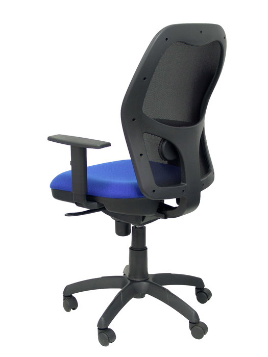 Silla de oficina Jorquera con mecanismo Sincro tapizada con Tela color Azul y malla color Negro. Equipada con lumbar 1D, Brazos 1D y Ruedas de nailon 50 mm