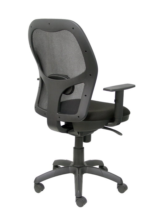 Silla de oficina Jorquera con mecanismo Sincro tapizada con Tela color Negro. Equipada con lumbar 1D, Brazos 1D y Ruedas de nailon 50 mm