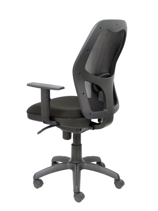 Silla de oficina Jorquera con mecanismo Sincro tapizada con Tela color Negro. Equipada con lumbar 1D, Brazos 1D y Ruedas de nailon 50 mm