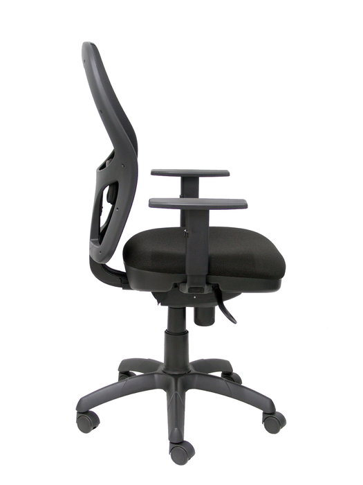 Silla de oficina Jorquera con mecanismo Sincro tapizada con Tela color Negro. Equipada con lumbar 1D, Brazos 1D y Ruedas de nailon 50 mm