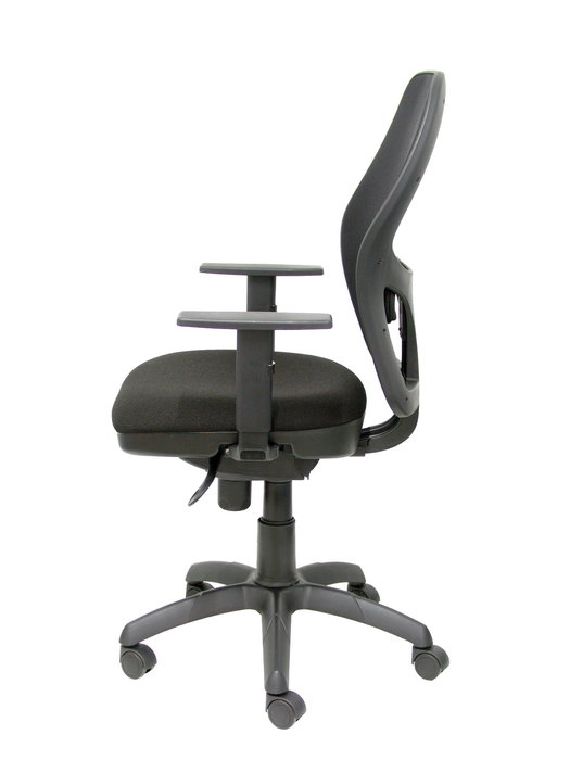 Silla de oficina Jorquera con mecanismo Sincro tapizada con Tela color Negro. Equipada con lumbar 1D, Brazos 1D y Ruedas de nailon 50 mm